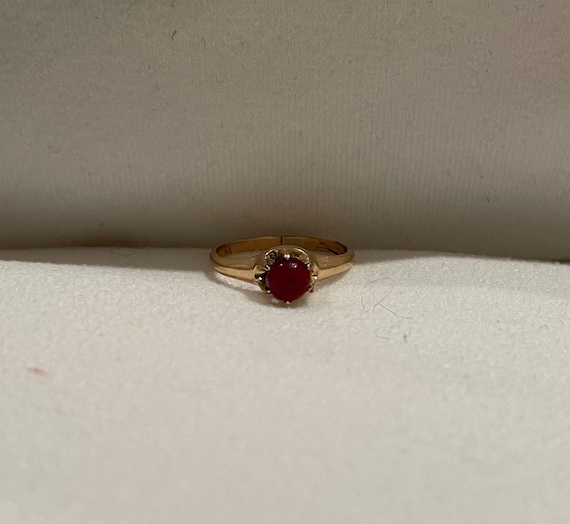 Vintage 10kt Yellow Gold red Cabochon Solitaire R… - image 1