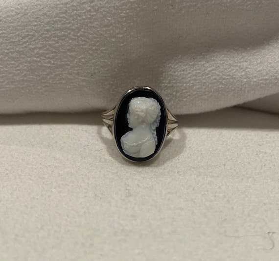 Classy White Gold Cameo ring - image 1