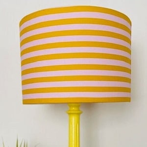 A RIGHE TULA paralume giallo, paralume a righe da circo, arredamento per la casa luminoso, paralume giallo, paralume a righe gialle, lampada da comodino