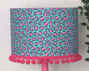 BLAUWE LUIPAARD PRINT lampenkap met roze pompoms, dierenprint, luipaardprintlamp, blauwe tafellamp, blauwe lampenkap, huiscadeau, helder decor