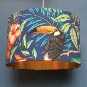 Pantalla de lámpara TUCÁN azul con forro dorado, tropical, botánica, selvática, decoración luminosa para el hogar.