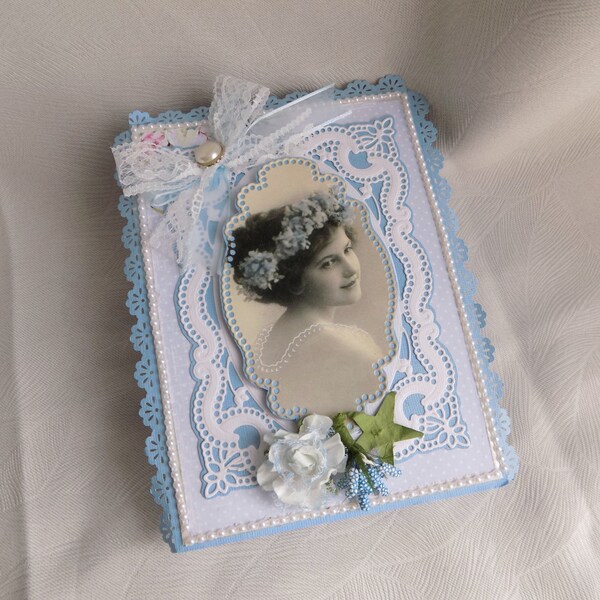 Boite en scrapbooking, chevalet avec portrait vintage, fleurs en ruban, bleu et lavande, artisanale faite main