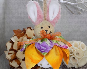 Décoration de Pâques, petit lapin en bois et tissus, fait main , artisanal