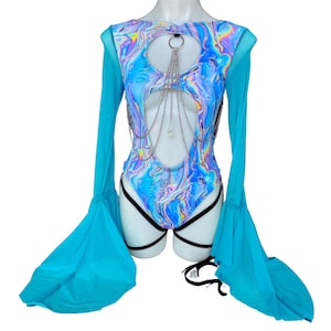 Pode incluir: Um body azul e branco com um padrão iridescente rodopiante. A peça apresenta um recorte em forma de fechadura, detalhes de corrente prateada e mangas de sino azuis transparentes. As alças pretas são presas na parte inferior do body.
