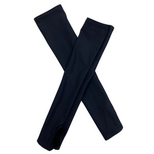 Peut inclure: Une paire de gants sans doigts noirs en tissu extensible. Les gants sont croisés l'un sur l'autre.