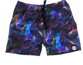 Könnte beinhalten: Schwarze Badehose mit einem bunten abstrakten Muster und einem kleinen Logo mit der Aufschrift "Flyte Couture".