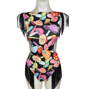 Puede incluir: Body negro con estampado de setas de colores y ribete de flecos negros.