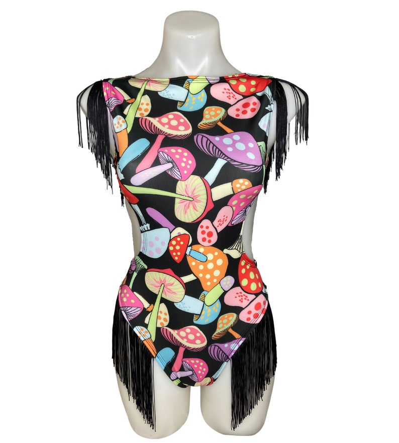 Puede incluir: Body negro con estampado de setas de colores y ribete de flecos negros.