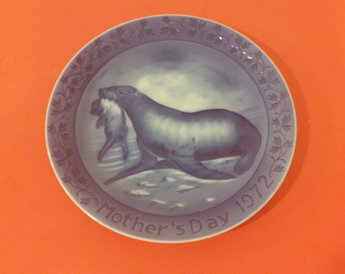 Vintage Marmot China Seal and Baby Pup Mothers Day, 1972