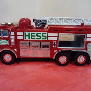 Vintage Spielzeugfahrzeuge, Hess-Fahrzeuge, Hess-LKW mit Motorrad, Hess-Formel-1-Autos und Feuerwehrauto-Leiterwagen, 1990er Jahre