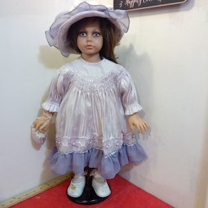 Vintage Plastik/Vinyl Puppe, "Mädchen in Weiß und Lila Kleid mit Hut und Geldbörse", 1980er Jahre
