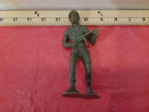 Large plastic army best sale soldiers