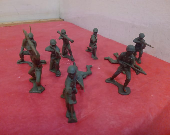 Vintage Pretend Play, Plastic Toy Soldiers and Howitzers/Cannons, Different Colored and Sizes of Toy Soldiers and Equipment