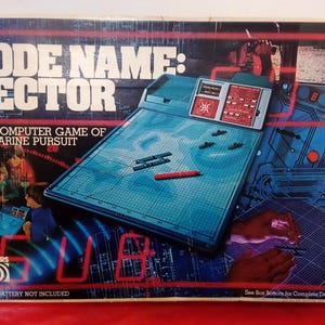 Può includere: Scatola di gioco da tavolo vintage intitolata "Code Name: Sector". La scatola presenta un tabellone blu con una griglia, sottomarini in miniatura e una penna rossa. È visibile anche il testo "The Computer Game of Submarine Pursuit".