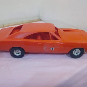 Vintage plastic voertuigen, auto Dukes of Hazard, cementmixer, straatveger van Tupperware Toys, blauwe pick-up of geel/rode boot, jaren 80