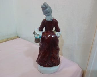 ヴィンテージ陶器/磁器の置物、植民地時代の男性または女性の置物