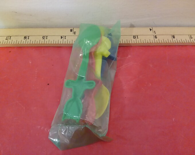Vintage Child's Plastic Spoon, Delmonte Looney Tune Spoons, Bugs Bunny, Wile Coyote, Daffy, and Marvin the Martian, 1994