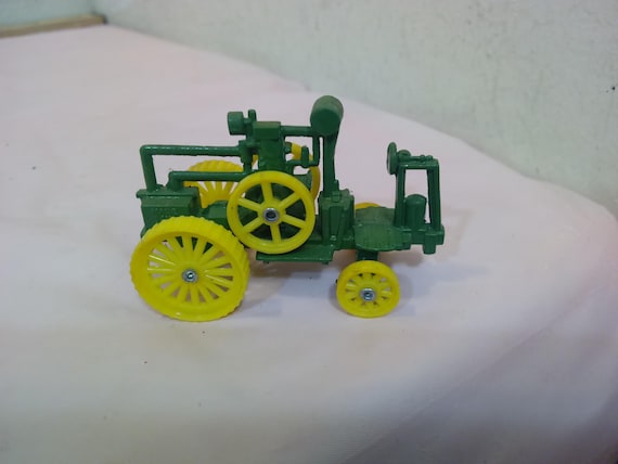 john deere ジョンディア ミニチュアトラクター セット ヴィンテージ ビンテージの小型プラスチック製および金属製おもちゃのトラクター