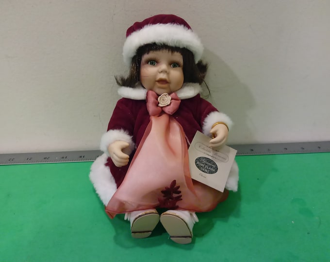 Collectible Memories Olivia Musical Wind Up Animated Porcelain Doll Xmas doll