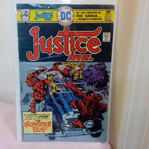 Può includere: Una copertina di fumetto con Justice Inc. con il testo "The Avenger is hurtling toward his doom unless he can stop... The Monster Bug!" La copertina presenta una combinazione di colori rosso, blu e giallo con un gruppo di personaggi in un veicolo.