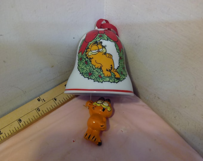 Vintage Ceramic Ornament, Christmas Ornament "Garfield Sitting in a Wreath with Bow" by Enesco, 1978#