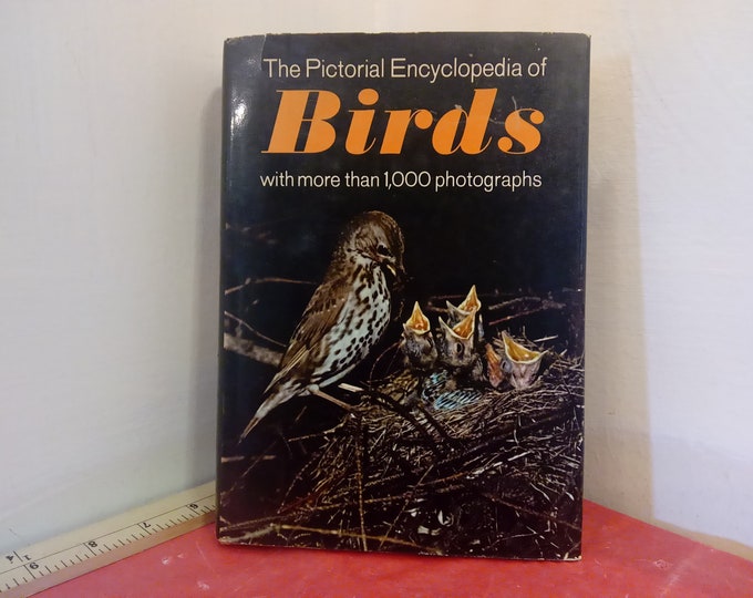 Vintage Hardcover Book, The Pictorial Encyclopedia of Birds by Paul Hamlyn, 1967