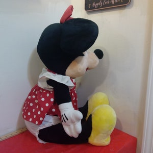 Muñeca de felpa vintage, Minnie Mouse de Disney, muñeca de Minnie Mouse sentada extra grande con lazo rojo de Disneyland o Disney World imagen 3