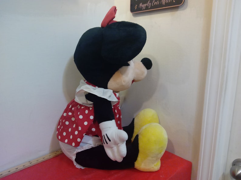 Muñeca de felpa vintage, Minnie Mouse de Disney, muñeca de Minnie Mouse sentada extra grande con lazo rojo de Disneyland o Disney World imagen 3