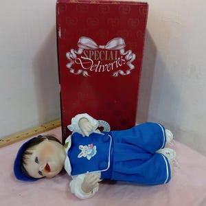 Stara porcelanowa lalka, specjalne dostawy spersonalizowanych lalek „Baby Doll” z The Ashton-Drake Galleries, lata 90. XX wieku