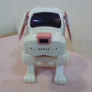 Vintage opwindbare of batterijgevoede honden, Disney&#39;s 102 Dalmation Poo Chi of McDonald&#39;s opwindbare Poo Chi, 2000