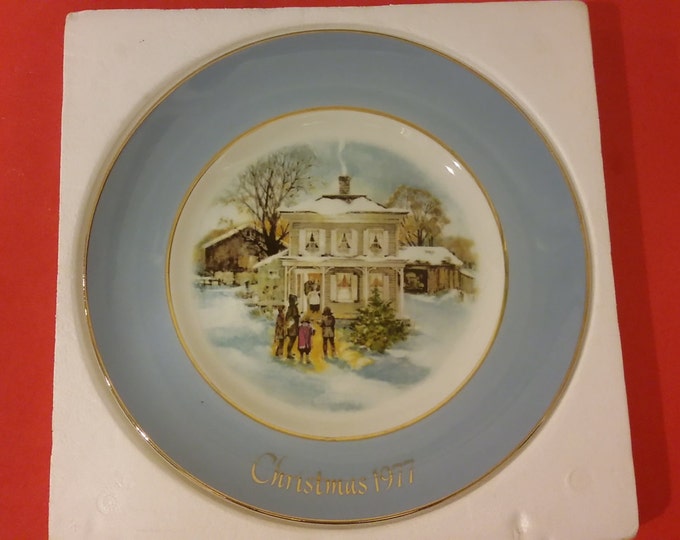 Avon Christmas Plate, "Carollers in the Snow", Enoch Wedgwood Tunstall Ltd. 1977