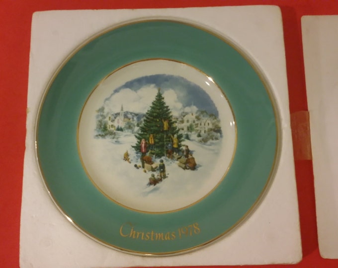 Avon Christmas Plate, 'Trimming the Tree", Enoch Wedgwood Tunstall Ltd. 1978
