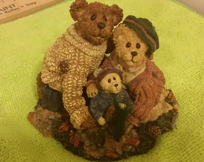 Vintage Figurine, Boyds Bears Bearstone Collection, Stephanie, John & George - The Family Tree, 2001