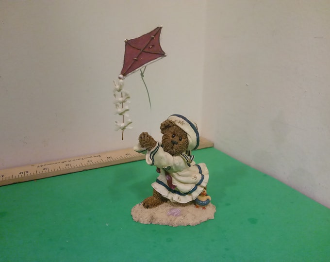 Vintage Figurine, Boyds Bears Bearstone Collection, Hannah T. Bearsley...Summer Breeze, 2001