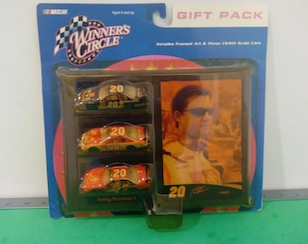 Winner's Circle Gift Pack "Tony Stewart" #20 1:64 Die-cast 3 pk , Wall Plaque 2002