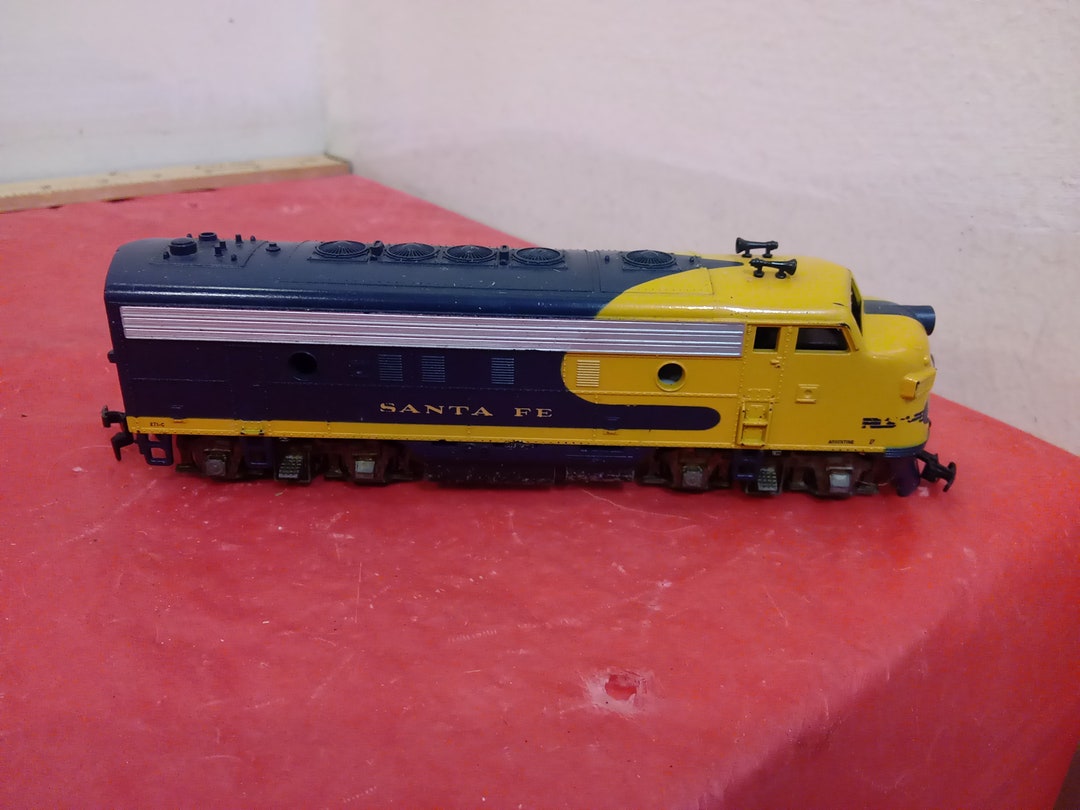Vintage Toy Train Cars, HO Gauge Train Engines, Cars, and Caboose, Tyco