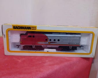 Vintage HO Train Engine and Cars, Bachman and Tyco Trains, Burlington Northern, Union Pacific, Pacific Fruit, Chessie, and Santa Fe Engine