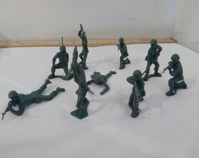 Vintage Plastic Toy Soldiers, Green Army Toy Soldiers Play Pieces, WWII Play