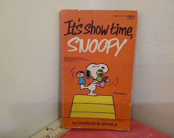 Vintage Paperback Book, It's Show Time Snoopy, Fawcett Book, 1975~
