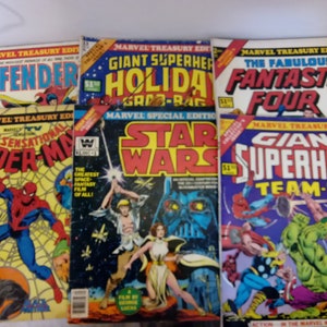 Puede incluir: Una colección de cómics vintage de Marvel con personajes como Spider-Man, Los Cuatro Fantásticos y Star Wars. Las portadas son coloridas y presentan imágenes icónicas de los cómics.
