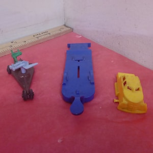 Vintage plastic speelgoed, rode bussen, rood/gele vrachtwagen, Strato-Scout Space Phone, groene boot, aanhangwagens en andere items