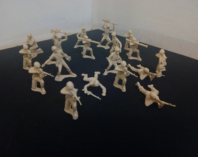 Vintage Plastic Toy Soldiers, White, Green, and Other Colors Army Toy Soldiers Play Pieces, WWII or Such Toy Soldiers