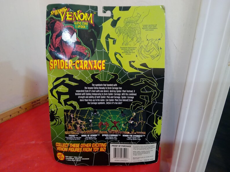 Może przedstawiać: Opakowanie figurki Spider-Man Venom z Spider-Carnage. Opakowanie jest gł&oacute;wnie zielono-czarne z czerwono-czarną grafiką Spider-Carnage. Tekst "Spider-Carnage" jest wyraźnie widoczny.