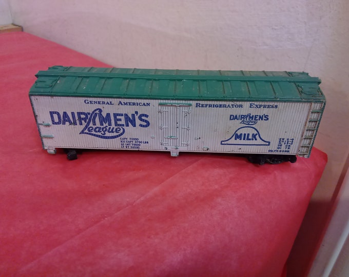 Vintage HO Scale Train Cars, Dairymen's, Western Atlantic, Northern Pacific, Old Dutch Cleanser, Baltimore and Ohio Engine, Arco and Others