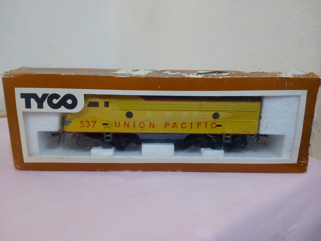 ケン Vintage Train Cars, Engines, and Decor, Tyco HO Scale Train