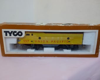 Vintage Train Cars, Engines, and Decor, Tyco HO Scale Train Engines, Cars, and Decor, Union Pacific, Morton Salt, Kellog&#39;s, and Others