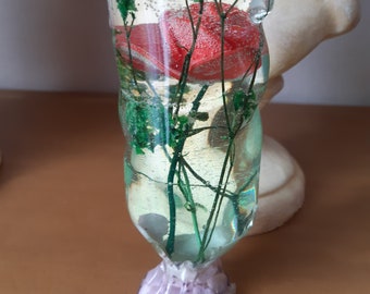 Vase en résine et sa rose rouge