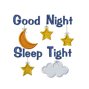 Może przedstawiać: Haftowany wzór z napisem "Good Night Sleep Tight" w niebieskim kolorze. Projekt zawiera półksiężyc, trzy żółte gwiazdy i białą chmurę, wszystkie zawieszone na sznurkach na białym tle.