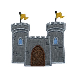Puede incluir: Un castillo gris bordado con dos banderas amarillas y una puerta marrón. La puerta tiene un patrón detallado.