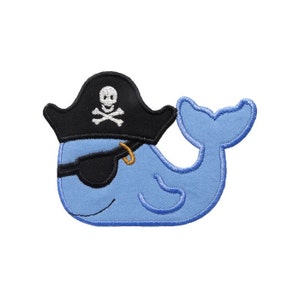 Puede incluir: Una ballena azul con un sombrero de pirata negro con un diseño de calavera y huesos cruzados blancos y un parche en el ojo negro.